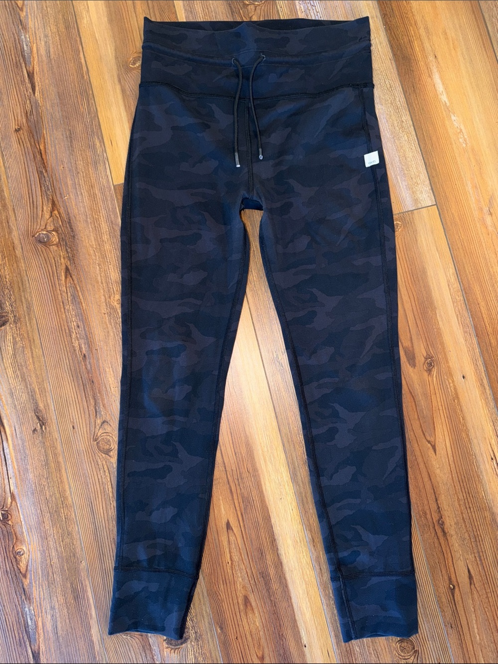 Vuori Black Camo Daily Form Legging Size Small